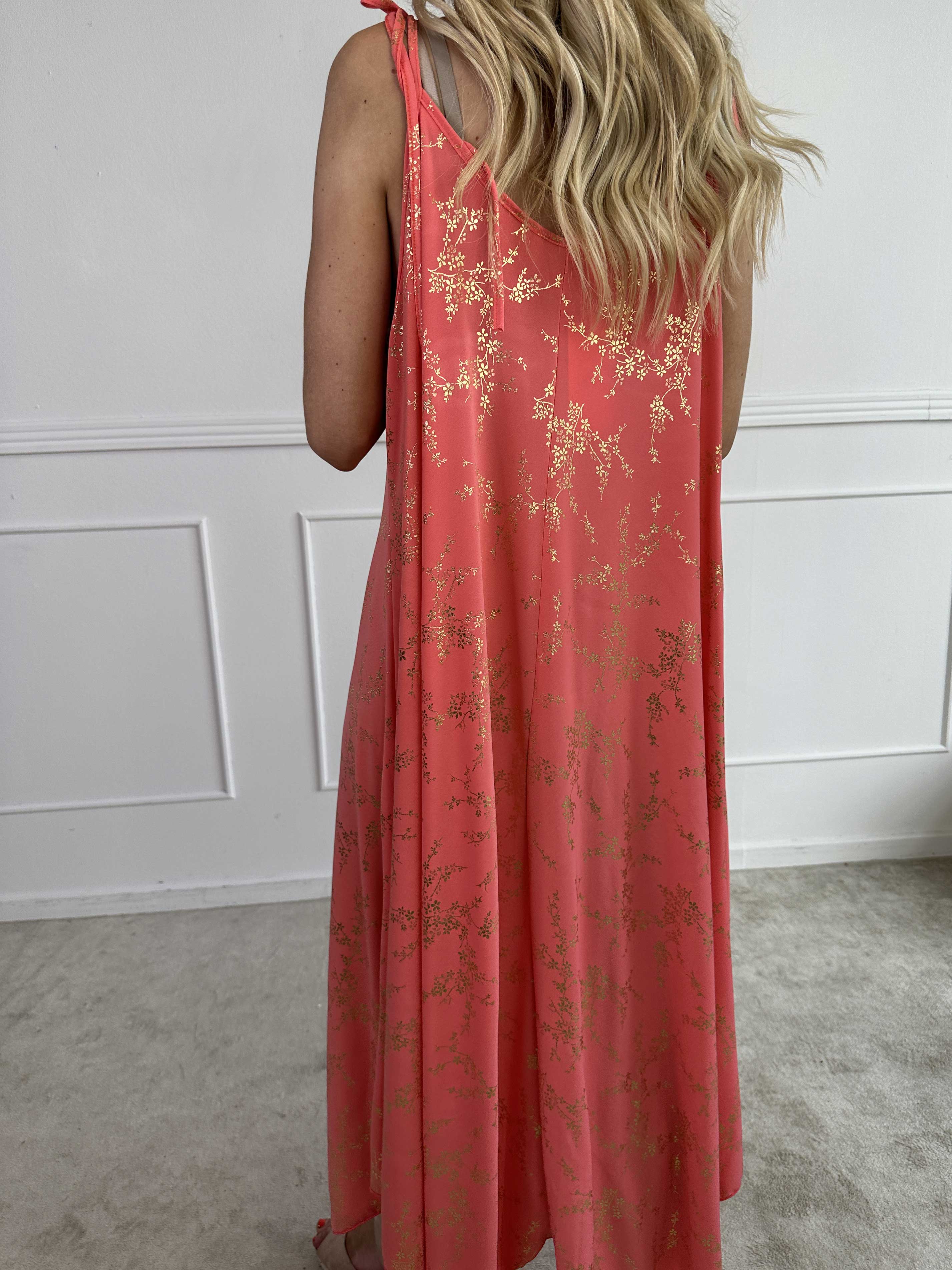 Maisie Gold - Axelremsklänning i elastiskt material med guld mönster